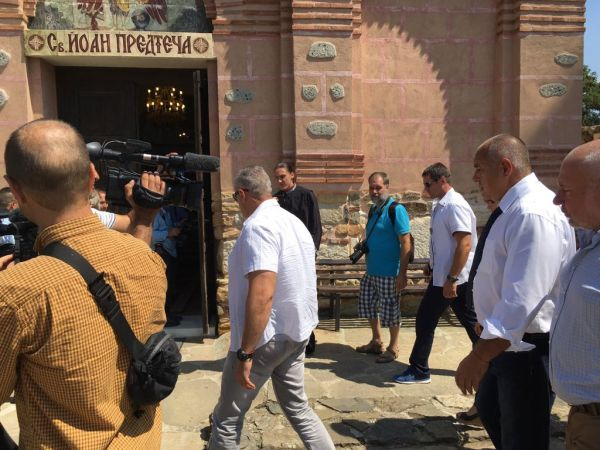 Борисов инспектира средновековен манастирски комплекс в Кърджали, получи уникален подарък (СНИМКИ)