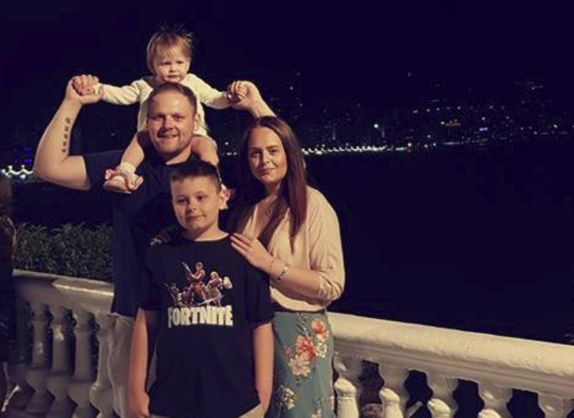 Млада британка разбра, че е била бременна, след като роди четвъртото си дете в тоалетната (СНИМКИ)