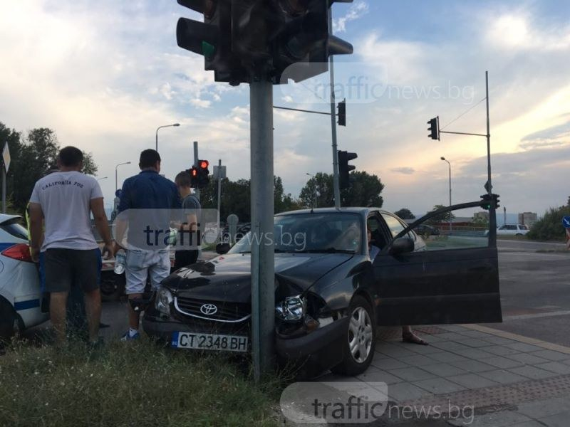 "Мерцедес" и "Тойота" се удариха в Пловдив, има пострадал (СНИМКИ)  