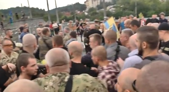 Бойно поле: Военни и езичници се млатиха на погребение в Украйна (ВИДЕО)