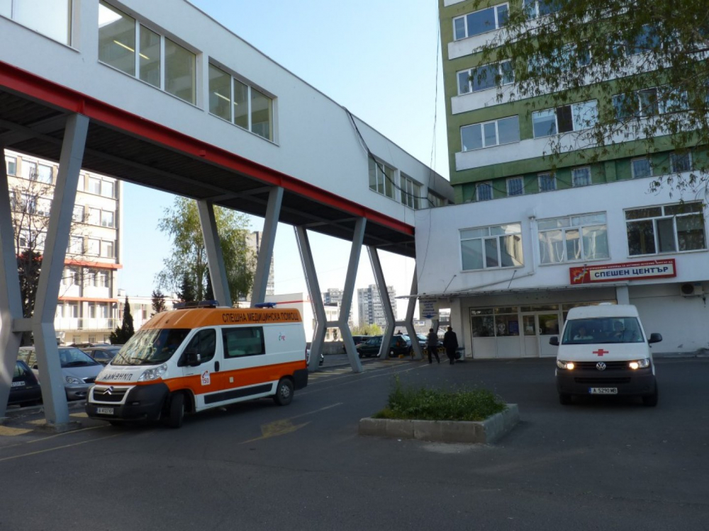 Бургаски спешни медици изродиха бебе в линейка