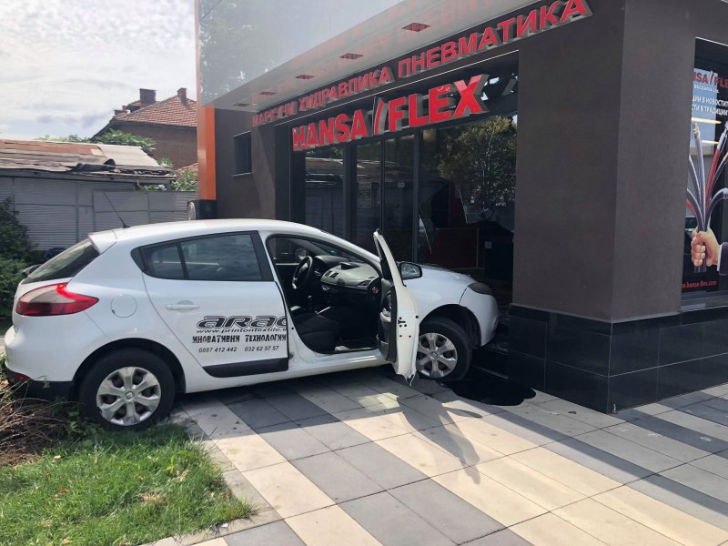 Яма на пловдивски булевард изстреля "Рено" във витрината на лъскава сграда (СНИМКИ)