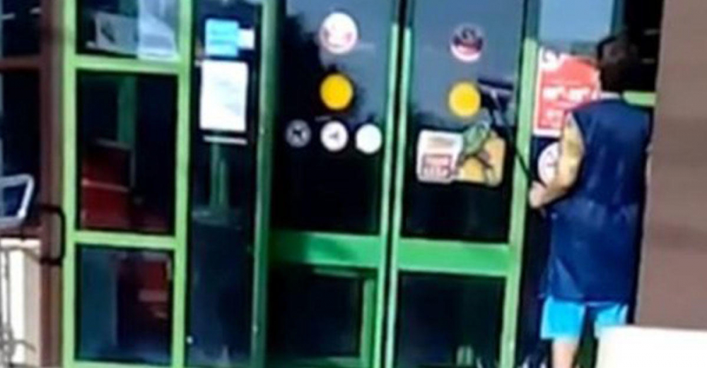 Чистачка се опита да измие автоматична врата и стана известна в интернет (ВИДЕО)