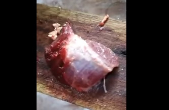 Кошмарно ВИДЕО! Клиент си избираше месо, но внезапно едно от парчетата започна да мърда 