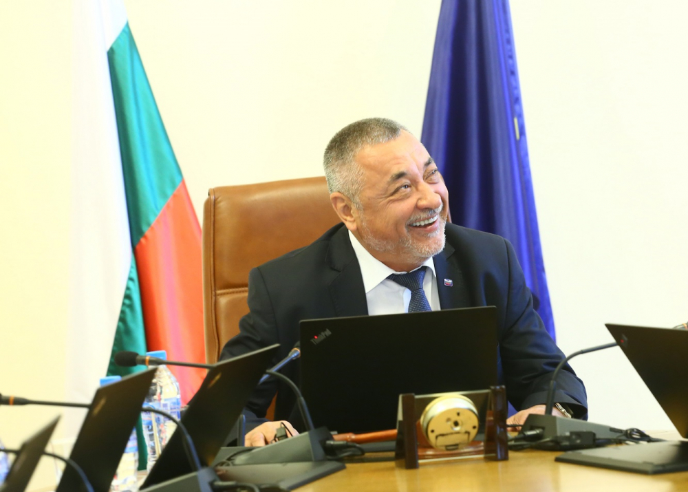 Мрежата завря: Симеонов е неадекватен след трагедията с автобуса
