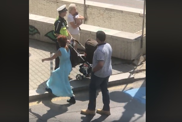Това ВИДЕО разбуни Фейсбук! Наш полицай наруши всички правила на пътя заради една жена