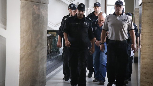 Първи СНИМКИ от съда на шофьора на автобуса от Свогенската трагедия, кохорта униформени го варди 