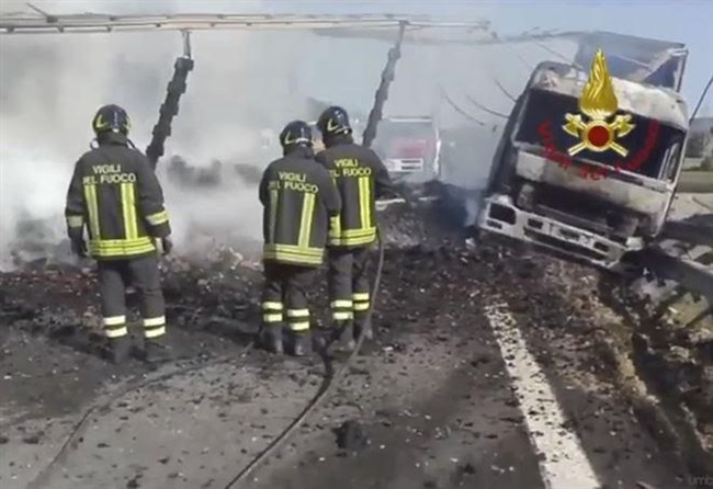 Първи СНИМКИ и ВИДЕО от жестоката катастрофа с български тираджия в Италия