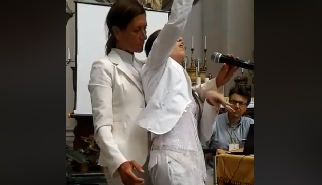 Това ВИДЕО ще ви смае! Парализирана жена запя в църква и ангели се спуснаха на земята