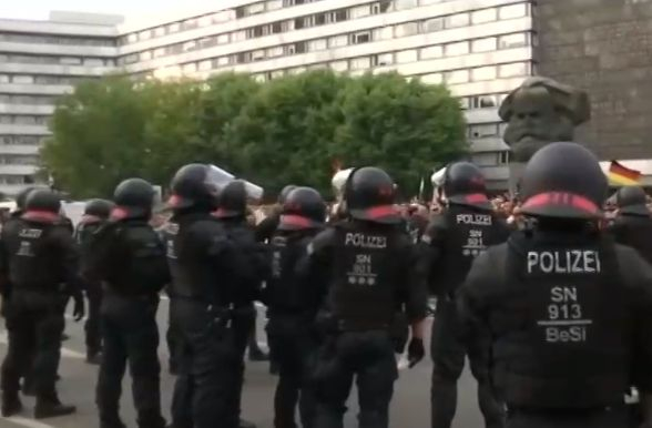 Иракчанин, заподозрян за убийството в Кемниц търсил убежище у нас, в Германия отново ври и кипи 