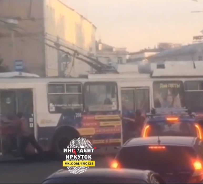 Неволята учи: Пътници бутат тролея си, за да могат да се приберат вкъщи (ВИДЕО)
