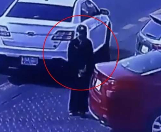За пръв път в историята! Саудитка с бурка извърши невиждан обир (ВИДЕО)