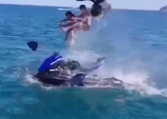 Джет с туристи се взриви в Черно море (ВИДЕО)