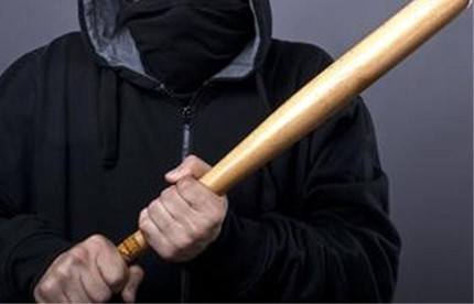 По тъмна доба: Непознати нападнаха с бухалки и ограбиха търновец 