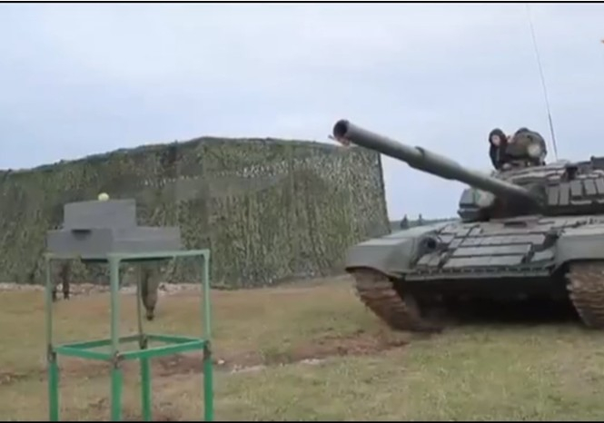 Руски танк разрязва ябълка наполовина и кове пирони (ВИДЕО)