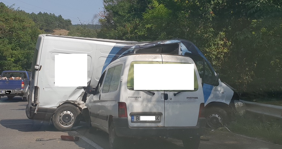 Катастрофа край Варна! Пежо се заби в бус