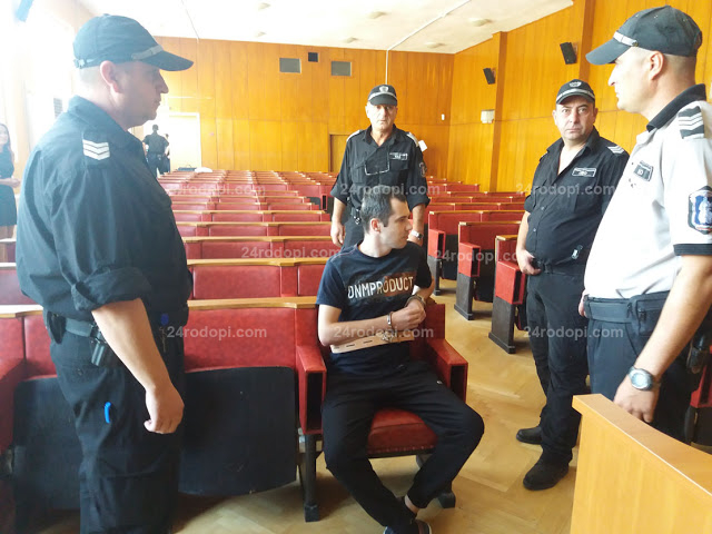Обвиненият за убийството на малката Дамла влезе в съда и напрегнато се вторачи в...