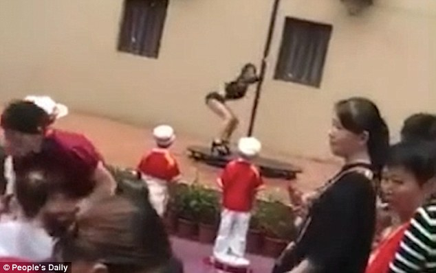 Забавачка приветства малките си ученици с танц на пилон, изпълнен от разголена девойка (СНИМКИ/ВИДЕО)