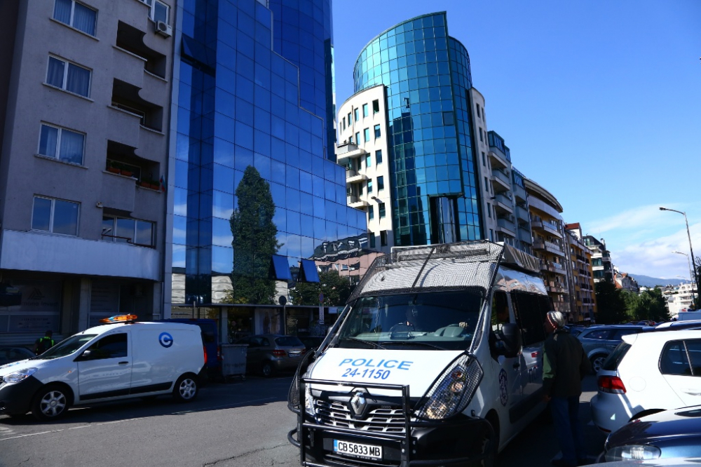 Ексклузивно в БЛИЦ! Първи СНИМКИ от спецакцията в сградата на „Сис Индустрийс“ ООД 