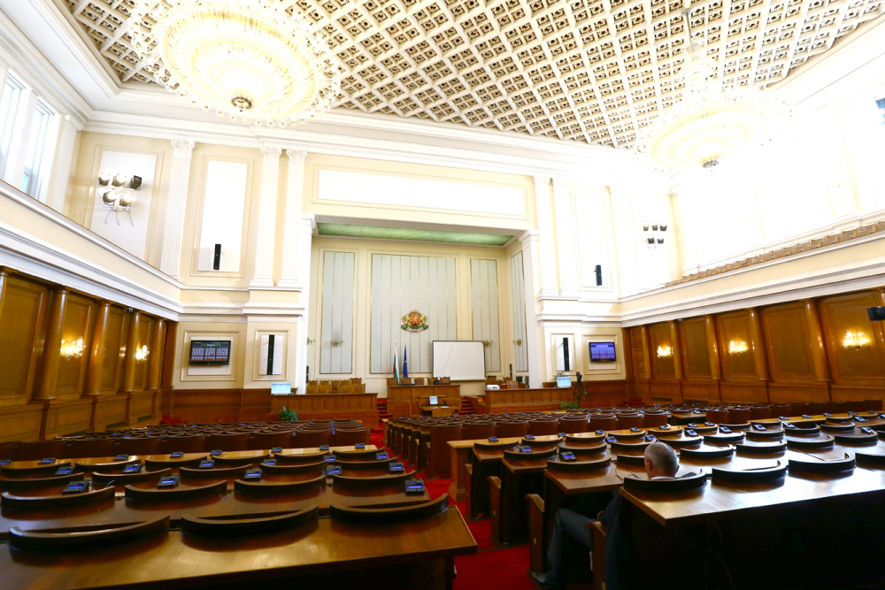 Кворумът в парламента пак провален! Нинова и Зарков се смеят от първия ред