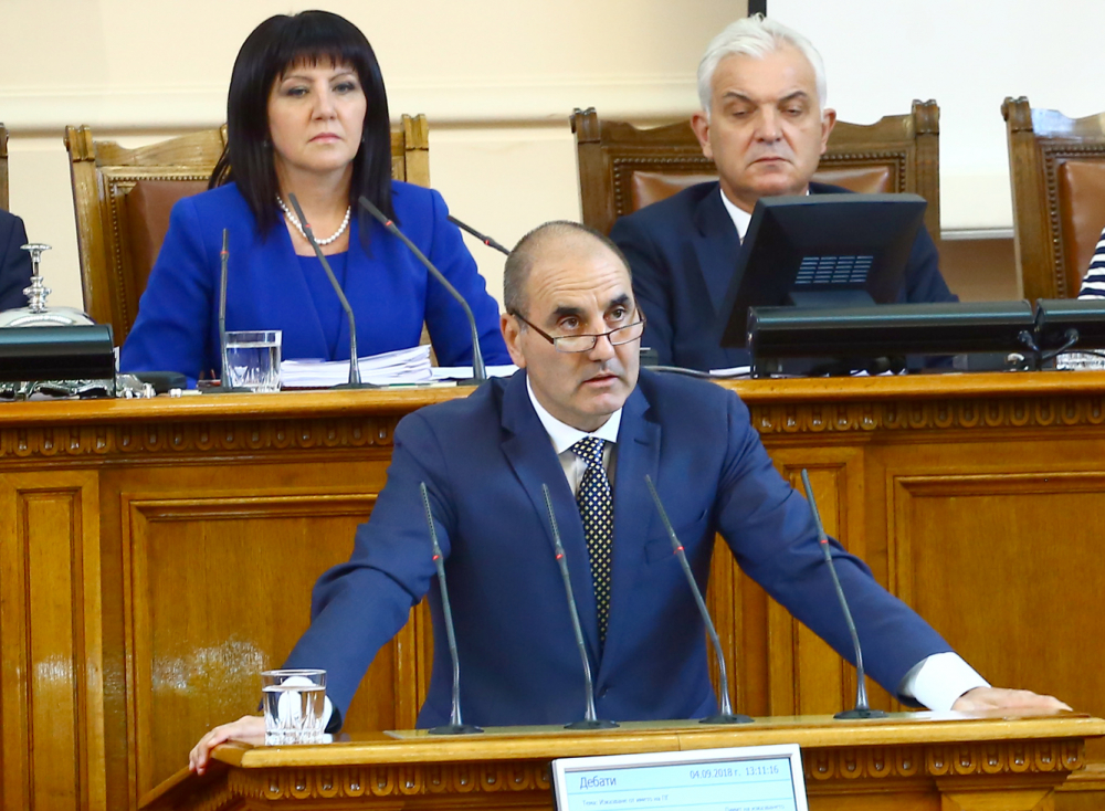 Цветанов пак отвори уста за президента, призова го да...