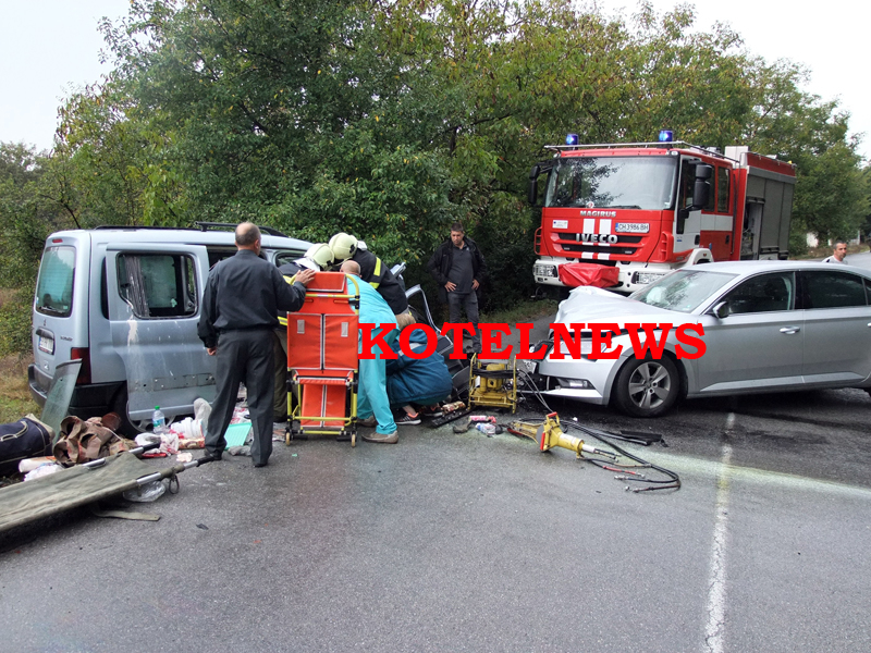 Зверска катастрофа край Котел! Режат ламарини, за да извадят тежко пострадали съпрузи (СНИМКИ/ВИДЕО 18+) 