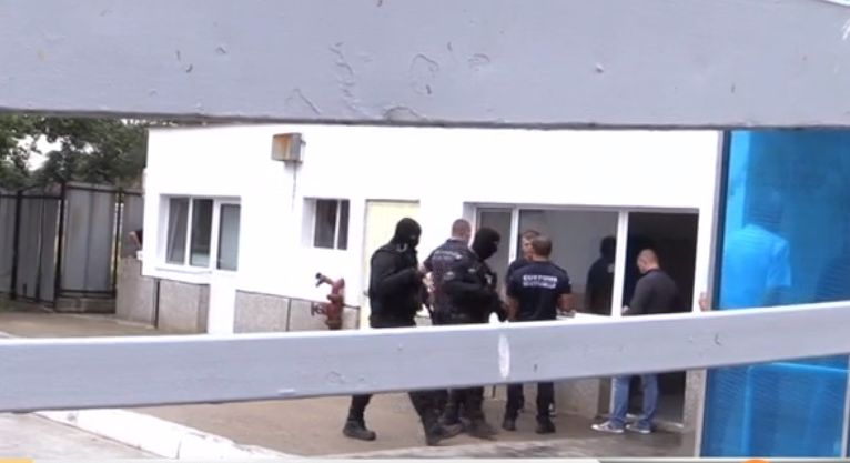 Кметът на Карнобат разказа за цеха за нелегални цигари и ареста на сина си