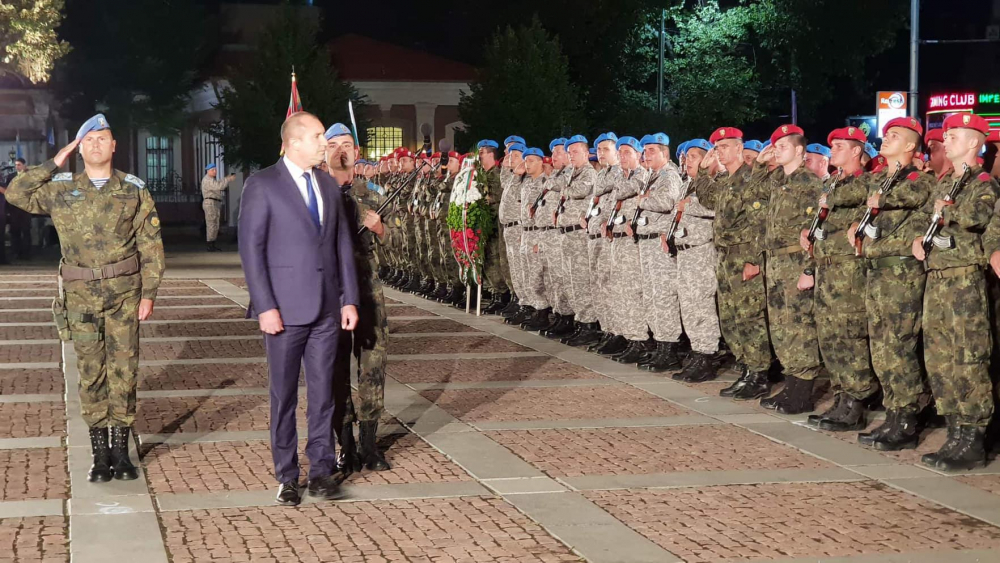 Румен Радев аплодиран и прегръщан от пловдивчани (СНИМКИ)