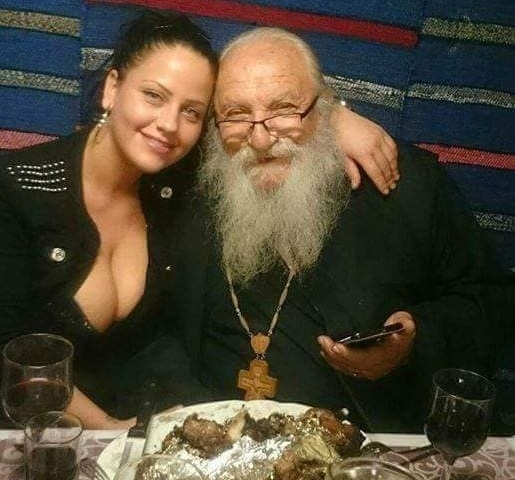 Ето коя е едрогърдата мадама от скандалните СНИМКИ с отец Иван 