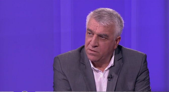 Румен Гечев: Управляващите са в ръкопашна схватка