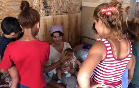 Това не се вижда всеки ден: Холивудската звезда Селена Гомес в столично циганско гето (СНИМКИ/ВИДЕО)