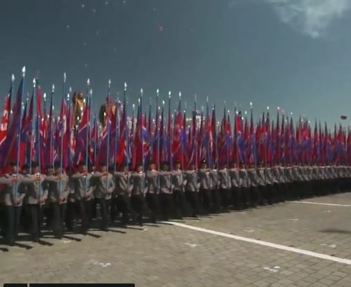 Северна Корея пак направи зрелище за рождения си ден, но за пръв път в историята на площада не се случиха две знакови неща (СНИМКИ/ВИДЕО)
