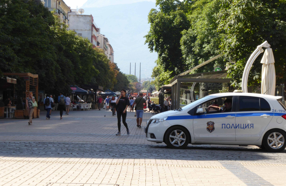 Първо и ексклузивно в БЛИЦ! Див екшън на "Витошка": Българи и чужденци се млатят пред смаяни минувачи, има арести