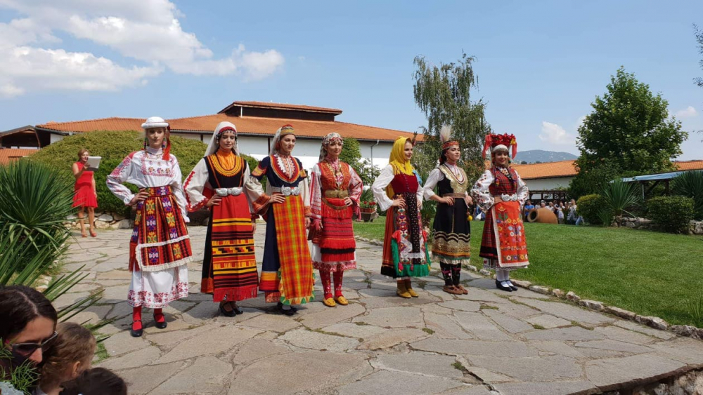 БЛИЦ TV: Чудна красавица грабна титлата Царица на виното (СНИМКИ)