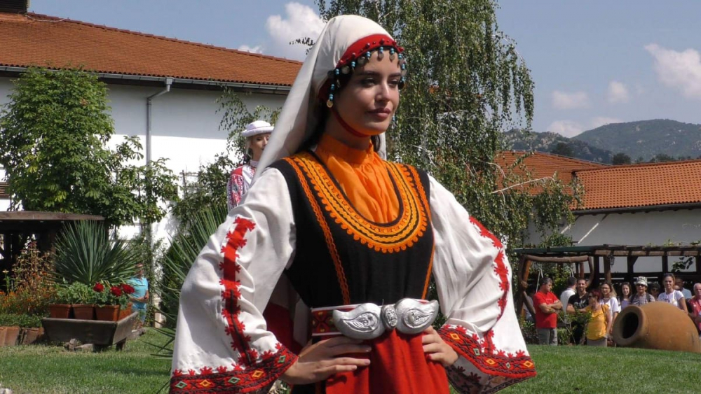 БЛИЦ TV: Чудна красавица грабна титлата Царица на виното (СНИМКИ)