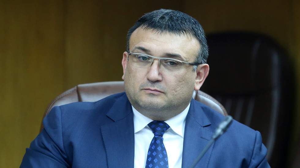 Кои са номинираните нови трима министри, вижте биографиите им