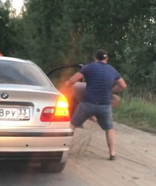 За пример: Таксиджия се разправи брутално с разпасан клиент! Причината е повече от основателна (ВИДЕО)