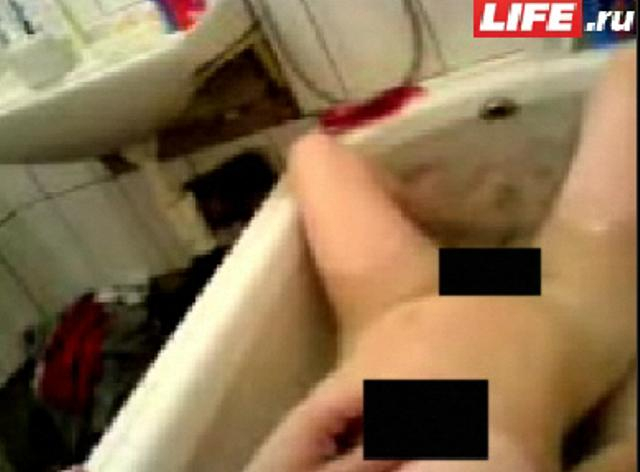 Учителка даде на учениците си флашка със скучни задачи, а там имало нейна оргия с двама мъже