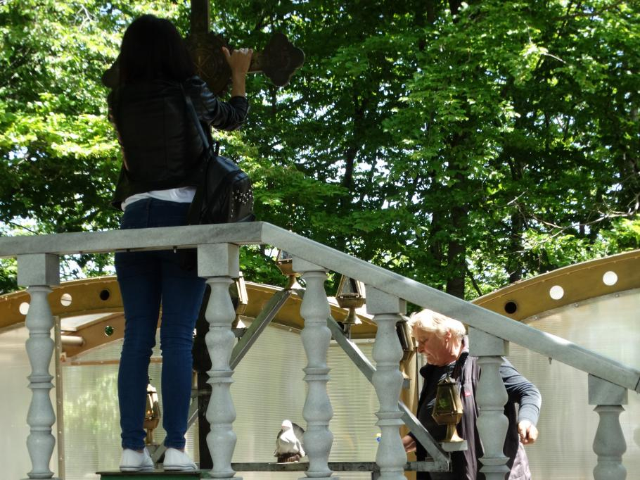 Чудесата продължават: Дете проговори, а саката жена проходи на Кръстова гора