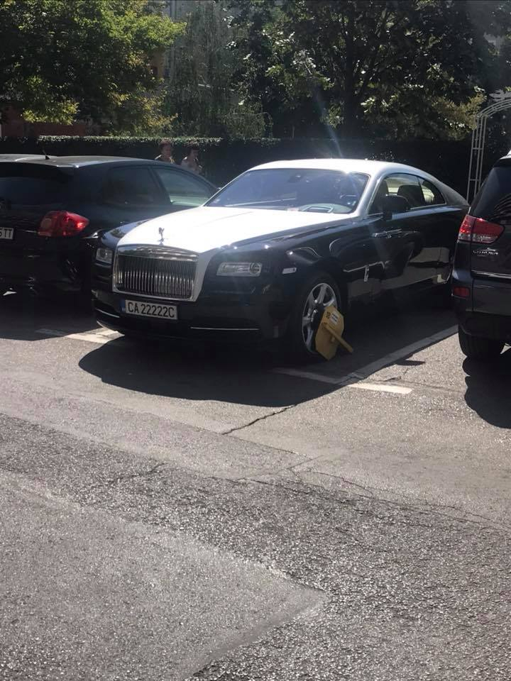 Само в БЛИЦ! Баровец с Ролс-Ройс паркира колата си в София и съжали много жестоко (СНИМКА) 