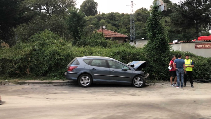 Първи СНИМКИ от мястото на челния удар, който запуши с часове пътя до Владая