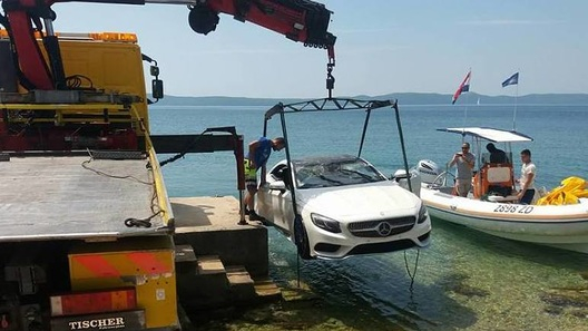И богатите вършат дивотии: Потопиха в морето елитен Мерцедес заради неудачно селфи (СНИМКИ)