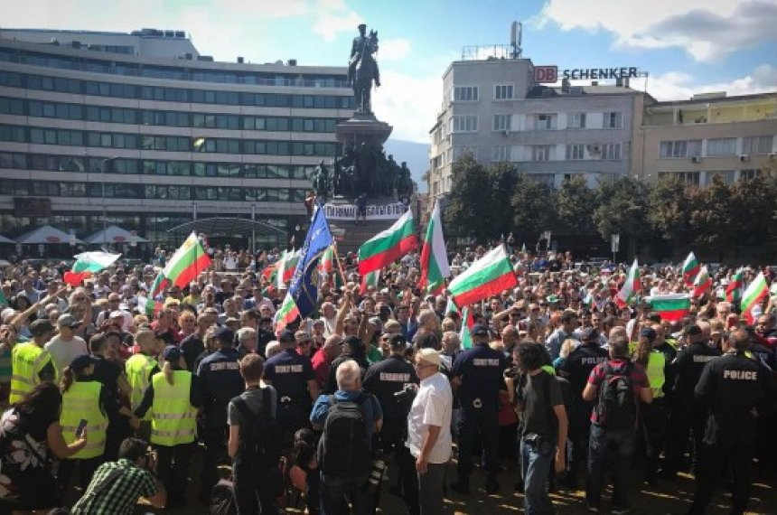 Почна се! Протестиращите пред парламента нападнаха оператор на една от националните телевизии