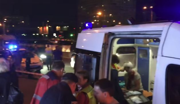 Таксиметров шофьор гази пешеходци на спирка в Киев (СНИМКИ/ВИДЕО)