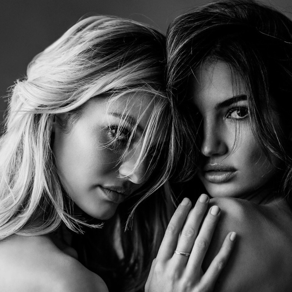 Много горещо! Вижте СНИМКИ 18+ на напълно голите ангели на Victoria’s Secret