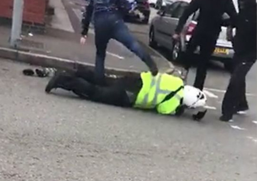 Ново ВИДЕО 18+ как банда бежанци бие зверски пътен полицай в Англия 