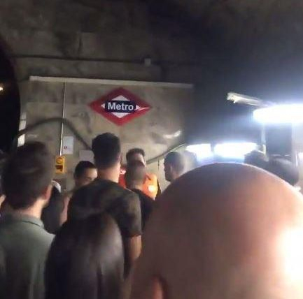 Взрив разтърси метрото на Мадрид, докато хората пътуват за работа