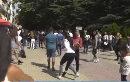 Погром! Подивели роми развалиха празника на казанлъчани, млатиха се като обезумели заради...  (ЗРЕЛИЩНО ВИДЕО)