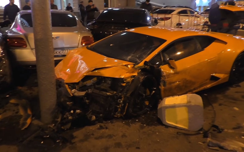 Златна катастрофа: Lamborghini, Bentley, Maybach, G-класа за 100 милиона станаха на ритани чайници (ВИДЕО) 