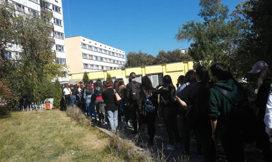 Почна се! Извиха се безкрайните опашки от мераклии за общежитие в Студентски град
